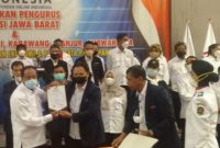 Ketua, Sekretaris dan Bendahara MIO Karawang Poto bersama.