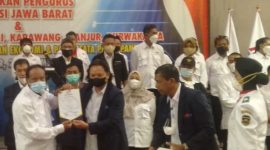 Ketua, Sekretaris dan Bendahara MIO Karawang Poto bersama.