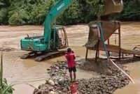 Aktifitas tambang diduga ilegal yang menggunakan alat berat excavator di sungai Batang Natal yang merusak serta mencemari air sungai tanpa tersentuh hukum
