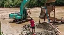 Aktifitas tambang diduga ilegal yang menggunakan alat berat excavator di sungai Batang Natal yang merusak serta mencemari air sungai tanpa tersentuh hukum