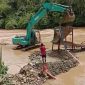 Aktifitas tambang diduga ilegal yang menggunakan alat berat excavator di sungai Batang Natal yang merusak serta mencemari air sungai tanpa tersentuh hukum