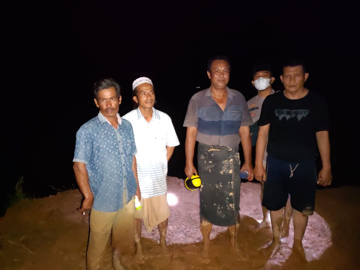 Poto Kapolsek Linggabayu Saat ke TKP Warga yg tertimbun saat Mencari Butiran emas 