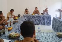Kapolsek Banyusari Ipda Suherlan saat berikan himbauan kepada peserta rapat.