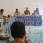 Kapolsek Banyusari Ipda Suherlan saat berikan himbauan kepada peserta rapat.