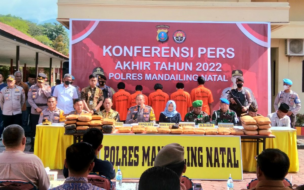 Kapolres Mandailing Natal (Madina) AKBP H.M. Reza Chairul A.S, S.IK., S,H., M.H meminpin konfrensi pers akhir tahun 2022. (Joki Nasution)