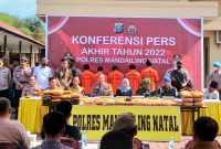 Kapolres Mandailing Natal (Madina) AKBP H.M. Reza Chairul A.S, S.IK., S,H., M.H meminpin konfrensi pers akhir tahun 2022. (Joki Nasution)