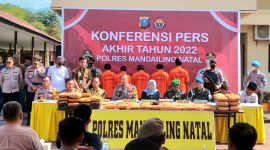Kapolres Mandailing Natal (Madina) AKBP H.M. Reza Chairul A.S, S.IK., S,H., M.H meminpin konfrensi pers akhir tahun 2022. (Joki Nasution)