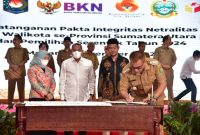 Bupati Madina, HM Ja'far Sukhairi Nasution ketika menandatangani Fakta Integritas Netralitas ASN di aula Tengku Rizal Nurdin, Rumah Dinas Gubernur, Jalan Sudirman, Medan, Senin (05/12/2022).