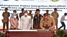 Bupati Madina, HM Ja'far Sukhairi Nasution ketika menandatangani Fakta Integritas Netralitas ASN di aula Tengku Rizal Nurdin, Rumah Dinas Gubernur, Jalan Sudirman, Medan, Senin (05/12/2022).