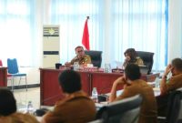 Bupati Mandailing Natal HM. Jafar Sukhairi Nasution beserta Wabup Madina Atika Azmi Utammi Nasution melakukan rapat evaluasi pelaksanaan program/kegiatan penyerapan anggaran OPD di Aula Kantor Bupati (12/12/2022).