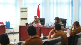 Bupati Mandailing Natal HM. Jafar Sukhairi Nasution beserta Wabup Madina Atika Azmi Utammi Nasution melakukan rapat evaluasi pelaksanaan program/kegiatan penyerapan anggaran OPD di Aula Kantor Bupati (12/12/2022).