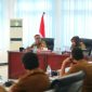 Bupati Mandailing Natal HM. Jafar Sukhairi Nasution beserta Wabup Madina Atika Azmi Utammi Nasution melakukan rapat evaluasi pelaksanaan program/kegiatan penyerapan anggaran OPD di Aula Kantor Bupati (12/12/2022).