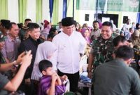 Bupati Mandailing Natal HM Ja'far Sukhairi Nasution dan Ketua DPRD Mandailing Natal Erwin Efendi Lubis meninjau Kegiatan Sunat Massal di Markas Koramil 13 Panyabungan, Rabu (14/12/2022).