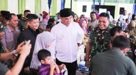 Bupati Mandailing Natal HM Ja'far Sukhairi Nasution dan Ketua DPRD Mandailing Natal Erwin Efendi Lubis meninjau Kegiatan Sunat Massal di Markas Koramil 13 Panyabungan, Rabu (14/12/2022).
