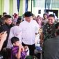 Bupati Mandailing Natal HM Ja'far Sukhairi Nasution dan Ketua DPRD Mandailing Natal Erwin Efendi Lubis meninjau Kegiatan Sunat Massal di Markas Koramil 13 Panyabungan, Rabu (14/12/2022).