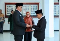 Bupati Mandailing Natal, HM. Jafar Sukhairi Nasution mengucapkan selamat kepada Alamulhaq Daulay yang telah dilantik menjadi Sekda Madina, Kamis (15/12/2022).