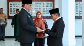 Bupati Mandailing Natal, HM. Jafar Sukhairi Nasution mengucapkan selamat kepada Alamulhaq Daulay yang telah dilantik menjadi Sekda Madina, Kamis (15/12/2022).
