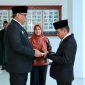 Bupati Mandailing Natal, HM. Jafar Sukhairi Nasution mengucapkan selamat kepada Alamulhaq Daulay yang telah dilantik menjadi Sekda Madina, Kamis (15/12/2022).