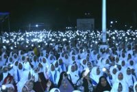 Ribuan jamaah sedang mendengarkan ceramah Prof. Syaikh Haji Abdul Somad Batubara, Lc., D.E.S.A., Ph.D. (UAS) di pelataran mesjid agung Nur Ala Nur Panyabungan, Jum'at (16/12/2022) malam.