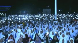Ribuan jamaah sedang mendengarkan ceramah Prof. Syaikh Haji Abdul Somad Batubara, Lc., D.E.S.A., Ph.D. (UAS) di pelataran mesjid agung Nur Ala Nur Panyabungan, Jum'at (16/12/2022) malam.