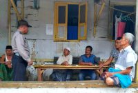 Kanit Binmas Polsek Panyabungan Selatan, Aiptu Ismail Basir tatap muka dengan masyarakat di Desa Huta Julu Kecamatan Panyabungan Selatan Kabupaten Madina, Rabu (14/12/2022).
