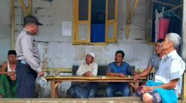 Kanit Binmas Polsek Panyabungan Selatan, Aiptu Ismail Basir tatap muka dengan masyarakat di Desa Huta Julu Kecamatan Panyabungan Selatan Kabupaten Madina, Rabu (14/12/2022).
