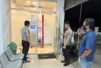 Saat Personel Polsek Bukit Batu Polresta Palangka Raya menyambangi Kantor Bank Kalteng Cabang Pembantu (Capem) Tangkiling yang berlokasi di bilangan Jalan Jalan Tjilik Riwut Km. 33 Kecamatan Bukit Batu, Kota Palangka Raya.