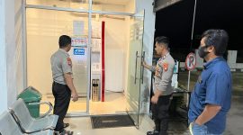 Saat Personel Polsek Bukit Batu Polresta Palangka Raya menyambangi Kantor Bank Kalteng Cabang Pembantu (Capem) Tangkiling yang berlokasi di bilangan Jalan Jalan Tjilik Riwut Km. 33 Kecamatan Bukit Batu, Kota Palangka Raya.
