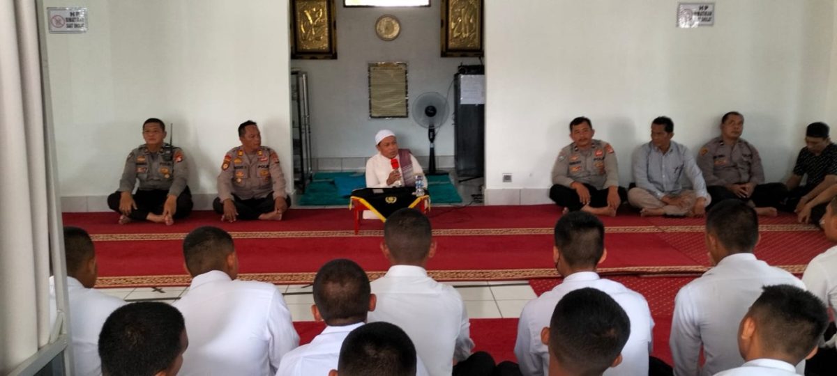 Personel Polres Palangka Raya melaksanakan pembinaan rohani, Kamis (15/12/2022).