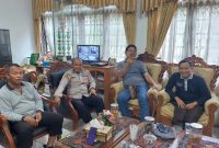 Kapolsek Bukit Batu, Ipda Iwan Kushadinoto melakukan silaturahmi ke Kantor Camat Bukit Batu, Jum'at (16/12/2022).