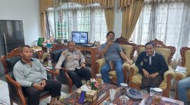 Kapolsek Bukit Batu, Ipda Iwan Kushadinoto melakukan silaturahmi ke Kantor Camat Bukit Batu, Jum'at (16/12/2022).