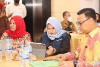 Wakil Bupati Mandailing Natal, Atika Azmi Utammi Nasution (Tengah) didampingi Kadis Kesehatan Madina, dr Faisal dan Kadis KB dan Pengendalian Penduduk Madina, Efi Muta'am saat menghadiri Rapat Koordinasi dan Evaluasi Percepatan Penurunan Stunting di Medan, Selasa (06/12/2022).