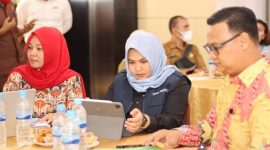 Wakil Bupati Mandailing Natal, Atika Azmi Utammi Nasution (Tengah) didampingi Kadis Kesehatan Madina, dr Faisal dan Kadis KB dan Pengendalian Penduduk Madina, Efi Muta'am saat menghadiri Rapat Koordinasi dan Evaluasi Percepatan Penurunan Stunting di Medan, Selasa (06/12/2022).