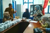 Kepala Dinas Pemberdayaan Masyarakat dan Desa (PMD) Kabupaten Madina, Mukhsin Nasution sedang melakukan monitoring pelipatan kertas suara, Jum'at (16/12/2022).