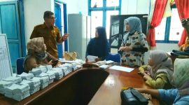 Kepala Dinas Pemberdayaan Masyarakat dan Desa (PMD) Kabupaten Madina, Mukhsin Nasution sedang melakukan monitoring pelipatan kertas suara, Jum'at (16/12/2022).