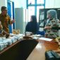 Kepala Dinas Pemberdayaan Masyarakat dan Desa (PMD) Kabupaten Madina, Mukhsin Nasution sedang melakukan monitoring pelipatan kertas suara, Jum'at (16/12/2022).