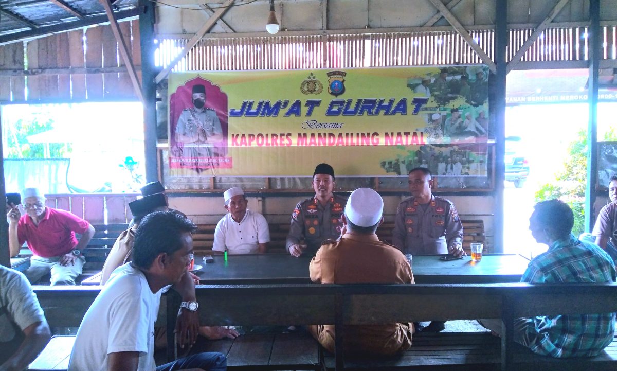 Kapolres Mandailing Natal AKBP H.M. Reza Chairul A.S.,S.IK.,S,H.,M.H mendengarkan keluhan warga di warkop Bang Hanafi. (6/1/2023).