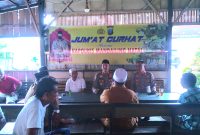 Kapolres Mandailing Natal AKBP H.M. Reza Chairul A.S.,S.IK.,S,H.,M.H mendengarkan keluhan warga di warkop Bang Hanafi. (6/1/2023).