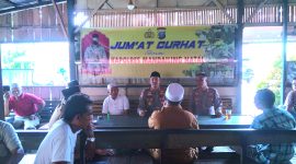 Kapolres Mandailing Natal AKBP H.M. Reza Chairul A.S.,S.IK.,S,H.,M.H mendengarkan keluhan warga di warkop Bang Hanafi. (6/1/2023).