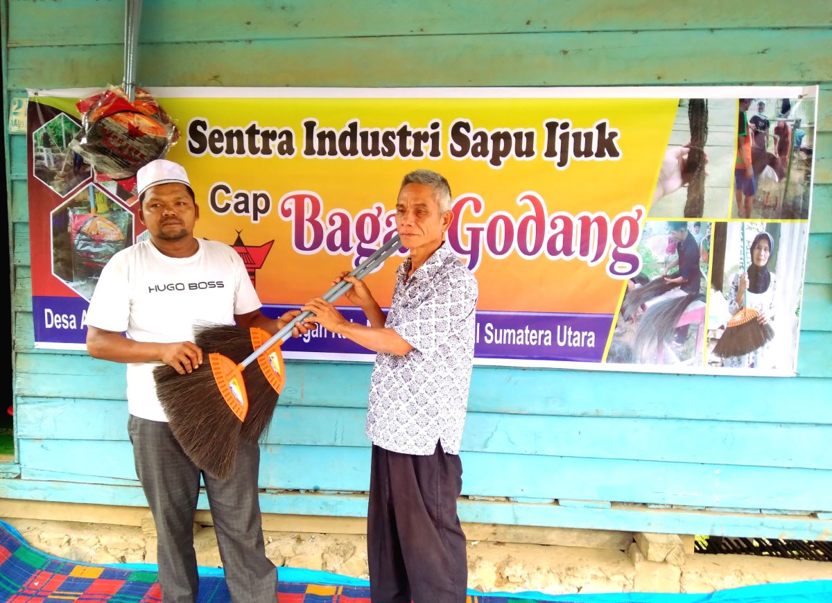 Khoirul Anwar (kiri) menyerahkan 2 buah sapu kepada pengurus mesjid Desa Aek Banir. (28/1/2023).