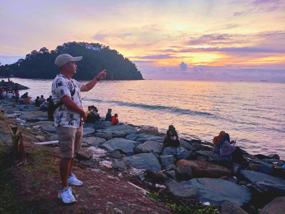 Sekitar Masjid Al Hakim, pengunjung ramai menikmati pemandangan matahari terbenam yang indah, yakni di Pantai Padang Provinsi Sumatera Barat. (JN)