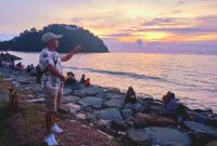 Sekitar Masjid Al Hakim, pengunjung ramai menikmati pemandangan matahari terbenam yang indah, yakni di Pantai Padang Provinsi Sumatera Barat. (JN)