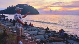 Sekitar Masjid Al Hakim, pengunjung ramai menikmati pemandangan matahari terbenam yang indah, yakni di Pantai Padang Provinsi Sumatera Barat. (JN)