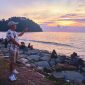 Sekitar Masjid Al Hakim, pengunjung ramai menikmati pemandangan matahari terbenam yang indah, yakni di Pantai Padang Provinsi Sumatera Barat. (JN)