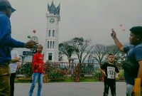 Andre (kiri) dan Rekannya sesama Pedagang Keliling di Objek Wisata Jam Gadang Kota Bukittinggi sedang memainkan mainan Lato-lato di hadapan pengunjung, (3/1/2023).