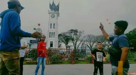 Andre (kiri) dan Rekannya sesama Pedagang Keliling di Objek Wisata Jam Gadang Kota Bukittinggi sedang memainkan mainan Lato-lato di hadapan pengunjung, (3/1/2023).
