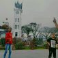 Andre (kiri) dan Rekannya sesama Pedagang Keliling di Objek Wisata Jam Gadang Kota Bukittinggi sedang memainkan mainan Lato-lato di hadapan pengunjung, (3/1/2023).