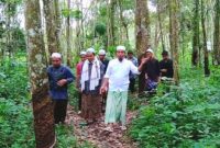 Guru dan Santri Ponpes Musthafawiyah usai turun langsung menyisir sungai Aek Singolot. (24/1/2023).