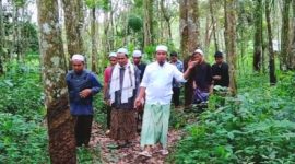Guru dan Santri Ponpes Musthafawiyah usai turun langsung menyisir sungai Aek Singolot. (24/1/2023).