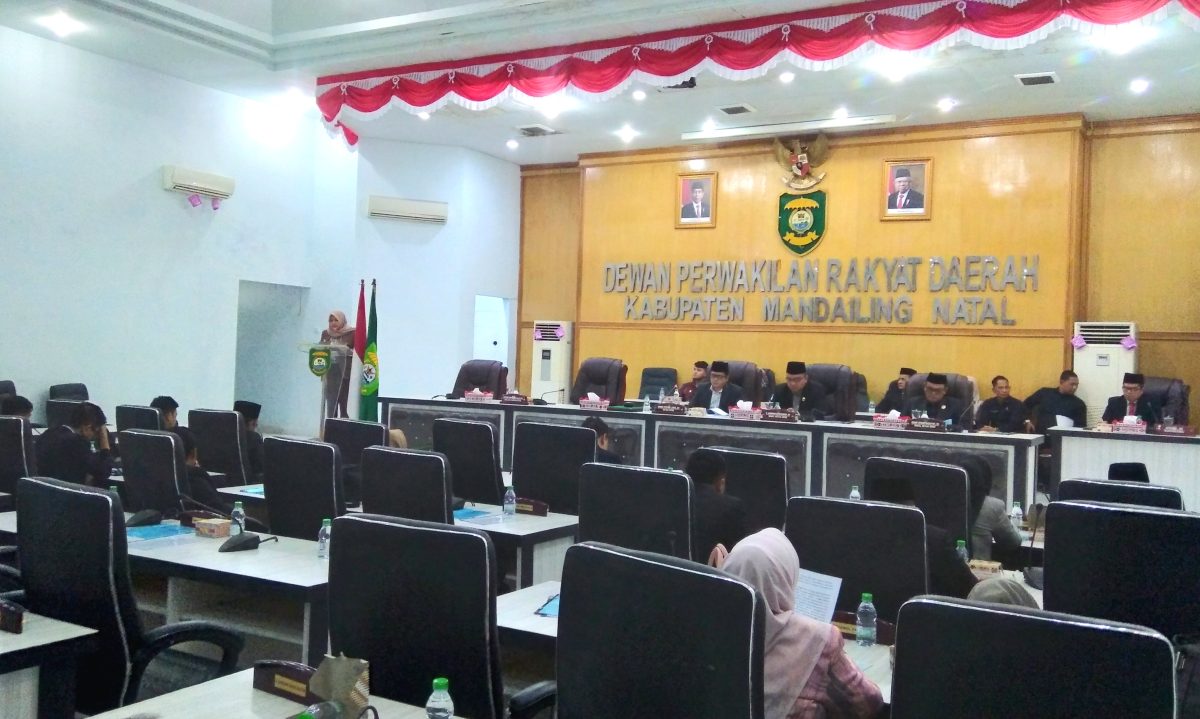 Wakil Bupati Mandailing Natal Atika Azmi Utammi membacakan kata sambutan di Rapat Paripurna DPRD Madina tentang rencana induk pembangunan kepariwisataan kabupaten, Kamis (16/2/2023).